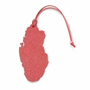 Breloque sac carte du Qatar en cuir rouge avec lanière, élégant accessoire porte-clés géographique.