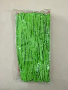 Detailansicht von grünen langen Zauberballons, verpackt in klarem Plastikbeutel, unaufgeblasen.