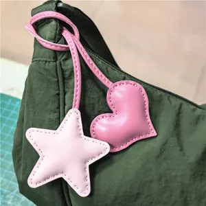 Breloque de sac en cuir rose étoile et cœur fait main, accessoire pendentif de détail.