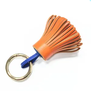 Leder Quasten Taschenanhänger und Autoschlüsselring mit Goldring für stilvolle Damen.