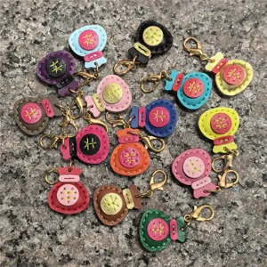 Llavero de bolso de la suerte en cuero genuino hecho a mano con bonitos colores caramelos.