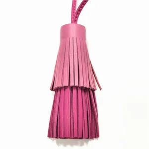 Nahaufnahme des doppelschichtigen rosa Lederquasten-Anhängers mit feiner Textur.