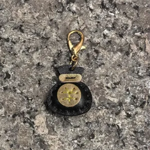 Llavero de bolso de la suerte de cuero hecho a mano, elegante accesorio colgante.