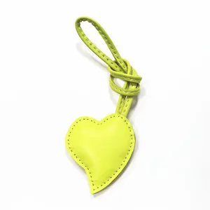 Grüner Lederherz Taschenanhänger mit Knotenschlaufe, süßes gefüttertes Accessoire für Handtaschen.