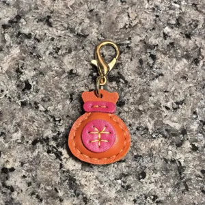 Llavero de bolso de la suerte de cuero hecho a mano detalle, dije colorido para bolso