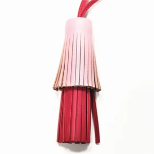 Leder Quasten Taschenanhänger, zweifarbiger rosa und roter Fransen Anhänger für Damentaschen.