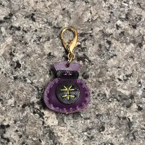 Llavero de bolsa de la suerte de cuero hecho a mano, elegante colgante colorido para el coche.