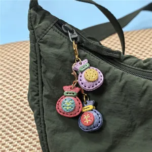Detalle de llavero de bolsa de la suerte de cuero genuino hecho a mano, bonito colgante accesorio.