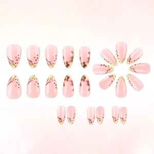 Faux ongles rose nude ornés de motifs floraux et de pois dorés pour l'automne.