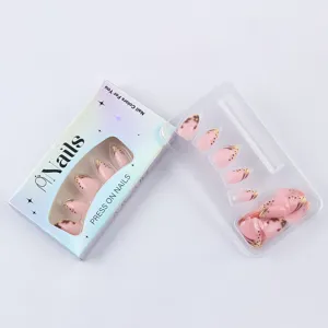 Vue détaillée de faux ongles nude rose avec motifs chics de pois français et nail art floral.