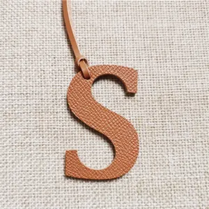 Leder S Buchstabe Taschenanhänger mit Riemen, stilvoller Initialen Anhänger für Handtaschen.