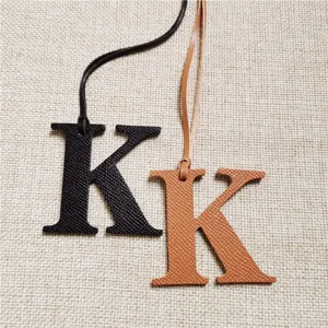 Charme de Sac en Cuir Epsom Lettre K Design Creux Porte-Clés Accessoire de Sac pour Femmes Exquis Porte-Clés en Cuir de Vache Lettre Cadeau