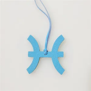 Vissen sterrenbeeld lederen tas hanger voor vrouwen, stijlvolle astrologie accessoire.