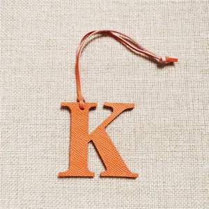 Pendentif de sac lettre K en cuir orange charmant accessoire alphabet pour sacs à main de femme