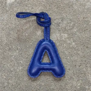 Pendentif de sac lettre A en cuir bleu charm initial porte-clés accessoire de mode auto.