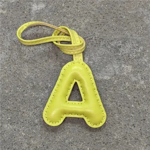 Breloque de sac lettre A en cuir jaune, charm pendentif initial porte-clés pour sac à main.