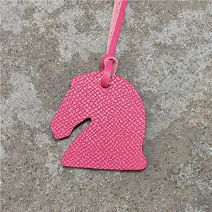 Mini pendentif sac tete de cheval en cuir veritable rose accessoire de luxe femme