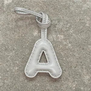 Gris cuir lettre A pendentif de sac porte-clés élégant accessoire initiales design