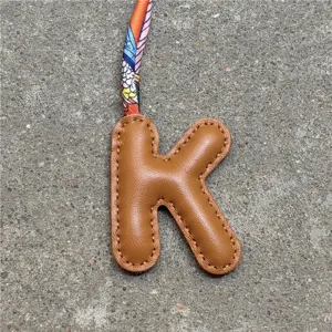 Leder Buchstabe K Taschenanhänger mit buntem Seidenband Initialen Anhänger Accessoire