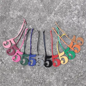Vue détaillée des charms de sac colorés en cuir numéro 5, accessoires de pendentif.
