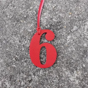 Roter Leder Nummer 6 Taschenanhänger DIY Glückszahl Anhänger Zubehör für stilvolle Handtaschen.