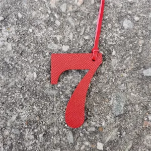Ciondolo borsa numero 7 in pelle rossa accessorio elegante fai da te per le borse.