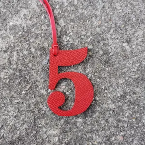 Pendentif de sac chiffre 5 en cuir rouge, accessoire élégant DIY pour sacs à main et clés.