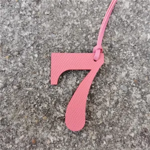 Pendente borsa numero 7 in pelle rosa accessorio moda elegante per borse fai da te.