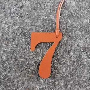 ciondolo borsa numero 7 in pelle arancione accessorio moda per decorare la borsa