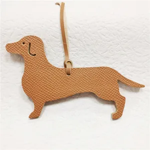 Dachshund Leder Taschenanhänger Detail, süßer Tier Anhänger mit Riemen, stilvolles Accessoire.