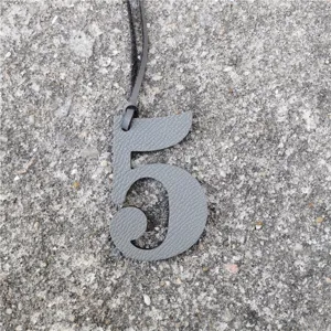 Pendentif de sac numéro 5 en cuir gris accessoire élégant style luxe pour sac à main