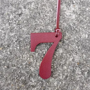 Ciondolo borsa numero 7 in pelle bordeaux accessorio moda DIY per borse a mano e zaini eleganti.