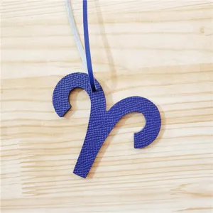 Bélier signe zodiaque pendentif sac cuir accessoire voiture détail gros plan bleu