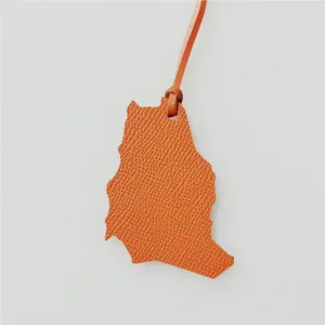 Oranje lederen landkaart vorm tas charm en auto hangende ornament detailweergave.