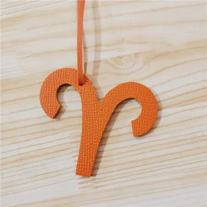 Pendentif de sac en cuir zodiaque Bélier, décor suspendu symbole astrologique orange pour sac.