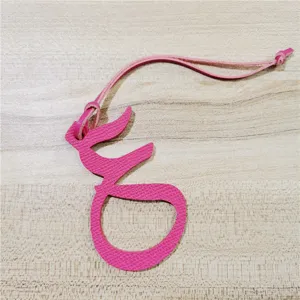 Nahaufnahme Detail des pinken Leder arabischen Buchstaben Tasche Anhänger Accessoire.