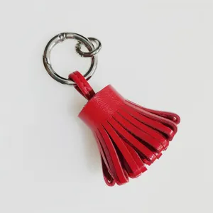 Lindo colgante de bolso con borla de cuero rojo, llavero de anillo metálico elegante.