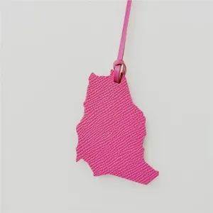 Close up detail weergave van roze lederen kaart vorm tas hanger met fijne textuur