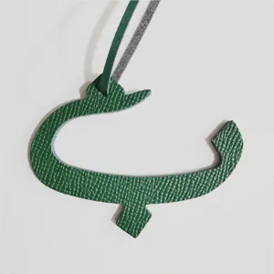 Green leather Arabic letter bag charm, stylish 3D alphabet handbag pendant accessory.