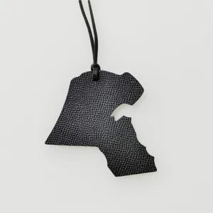 Pendentif de sac carte Koweït en cuir noir et accessoire suspendu pour voiture élégant.