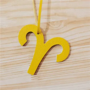 Pendentif de sac zodiaque Bélier en cuir jaune élégant ornement de voiture cadeau