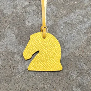 Pendant de sac tête de cheval en cuir jaune, vue détaillée accessoire de luxe élégant.