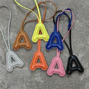 Breloque de sac en cuir lettre A pendentif initial coloré porte-clés élégant pour femmes
