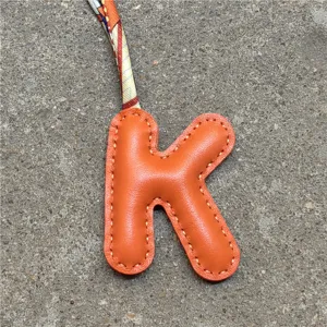 Leder Buchstabe K Taschenanhänger mit Seidenschal, schicke Monogramm Deko für Handtaschen.