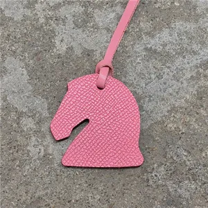 Breloque de sac tête de cheval en cuir rose, mini pendentif mignon pour sac de femmes.