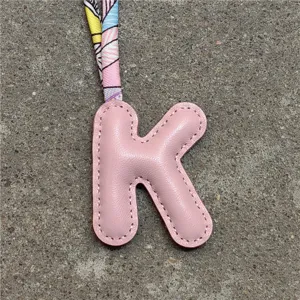 Rosa Leder Buchstabe K Tasche Anhänger mit buntem Seidenschal Riemen Initialen Zubehör.
