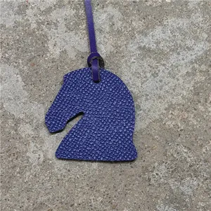 Mini pendentif sac tete de cheval en cuir violet accessoire elegant pour femme