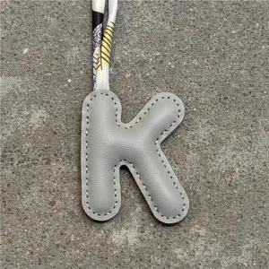 Leder Buchstabe K Taschenanhänger mit Seidenschal Band Initialen Anhänger für Damen Accessoires