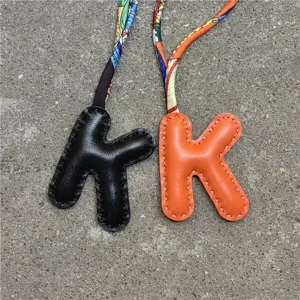 Leder Buchstabe K Tasche Anhanger mit buntem Seidenschal Riemen und stilvollem Schlussel.