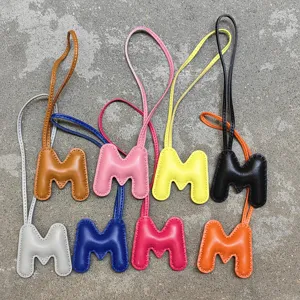 Detailansicht von bunten Buchstaben M Leder Tasche Anhänger und Schlüsselanhänger.